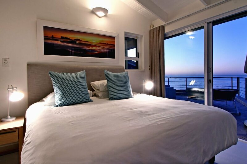 Гостиница Bungalow on 4th - Three Bedroom House, Sleeps 6 в Кейптауне