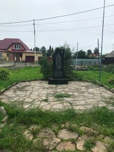 Подвигу уральских добровольцев-танкистов в годы Великой Отечественной войны и воинам-интернационалистам, проходившим службу в Группе Советских войск в Германии (ГСВГ) в 1945 – 1994 годах (Sverdlovsk Region, munitsipalnoye obrazovaniye Alapayevskoye, posyolok Zarya, ulitsa Lenina), monumento, memorial