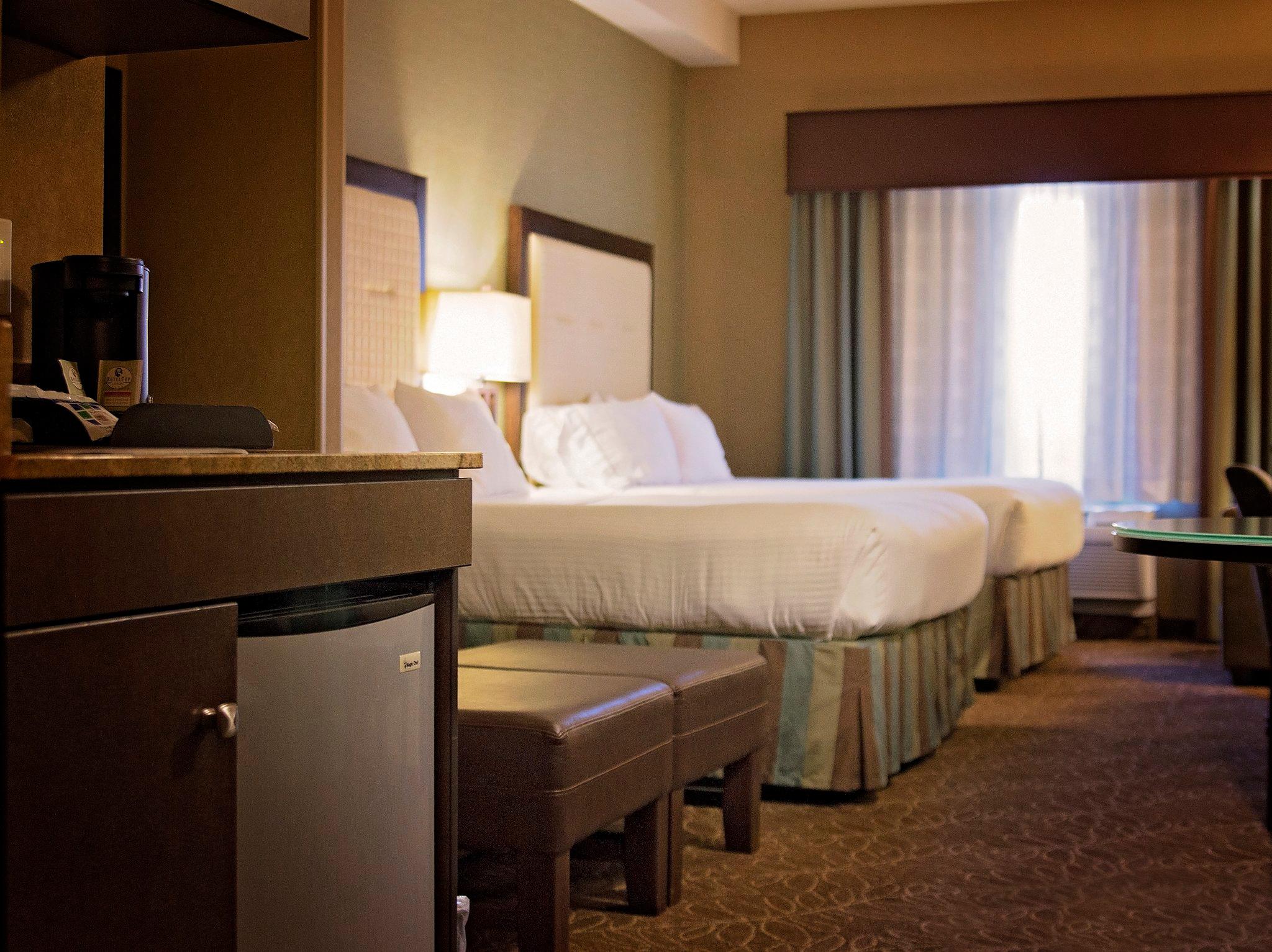 Фото Holiday Inn Express Hotel & Suites Logan, an Ihg Hotel