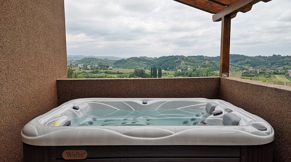 Фото Viksa with Hot Tub