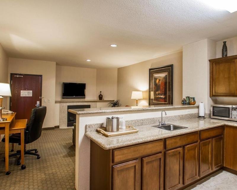 Фото Comfort Suites Glendale - State Farm Stadium Area