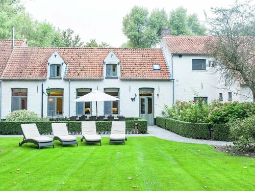 Жильё посуточно Authentic 18th Century Farmhouse with Fireplace near Bruges