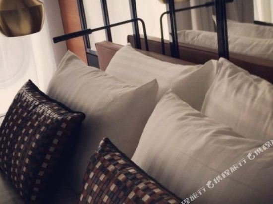 Фото Renaissance Paris Republique Hotel