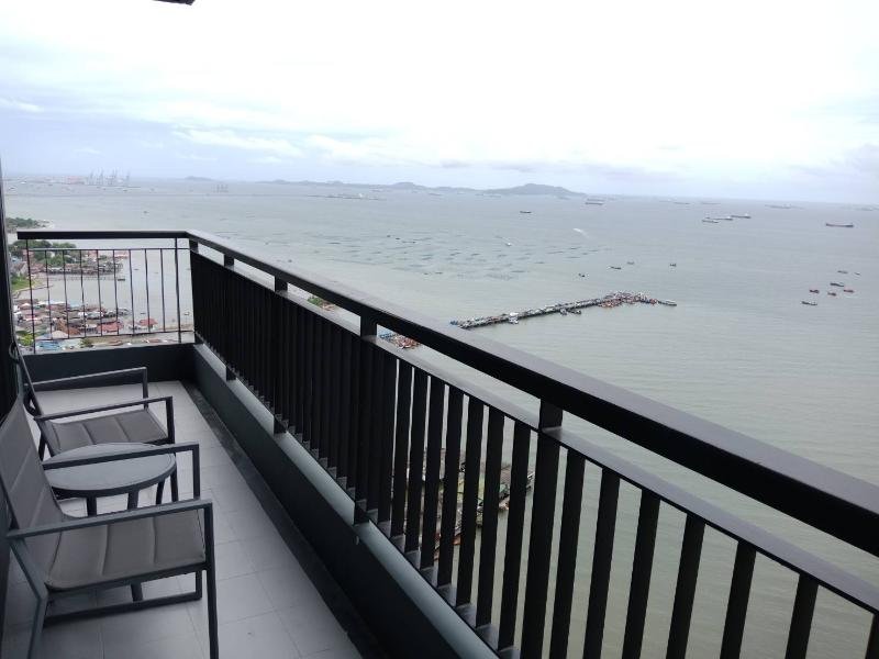 Фото Oakwood Hotel and Residence Sri Racha