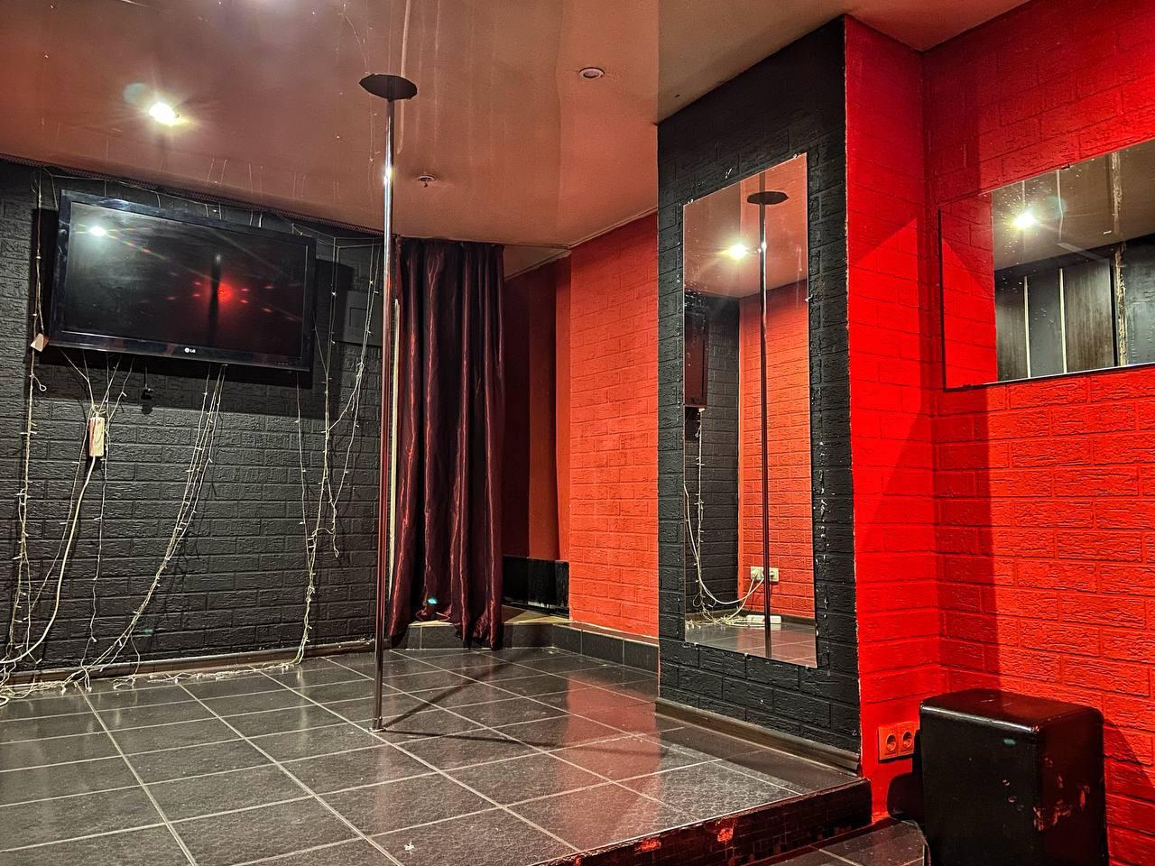 Әйелін екі қара жігітке берді.