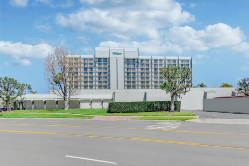 Внешний вид отеля Hilton Irvine Orange County Airport в Ирвайне, фото 1