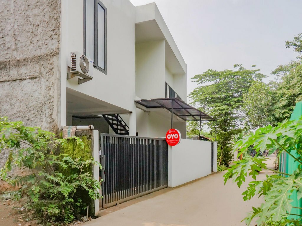 Hotel Oyo 90220 Pendowo Limo, Depok, photo
