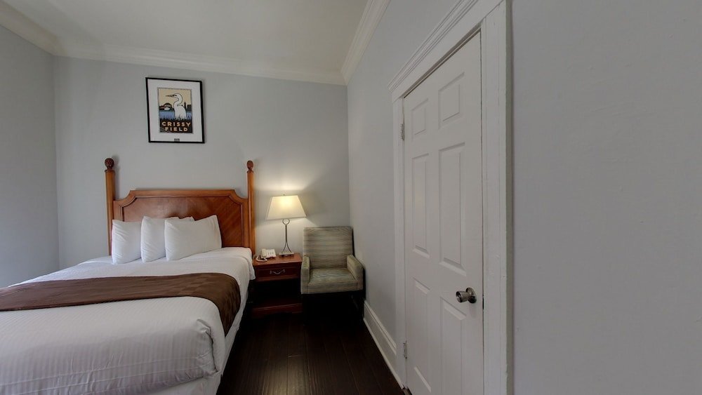 Фото Warfield Hotel