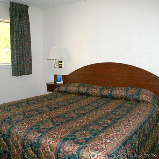 Фото Oaktree Inn and Suites