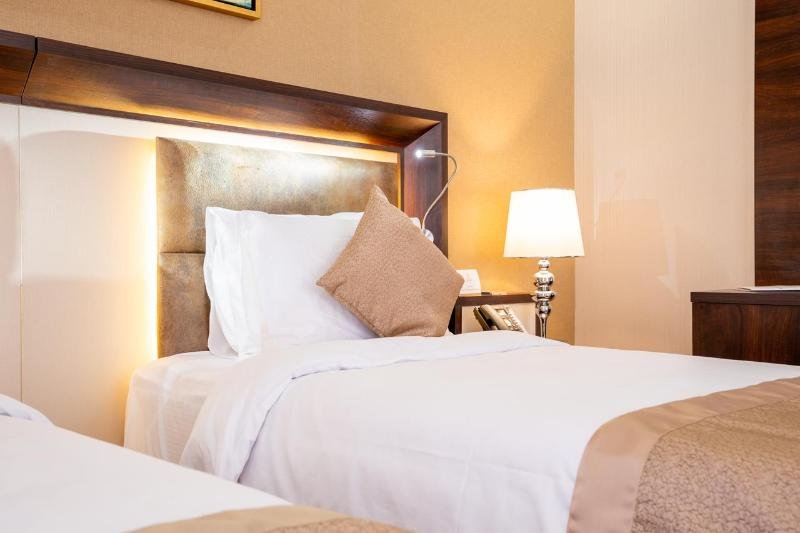 Фото Crown Rose Hotel