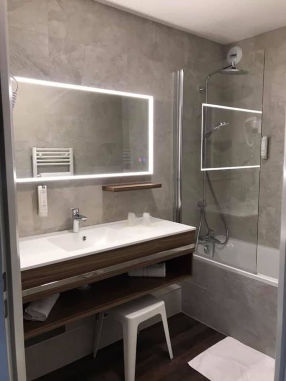 Фото Logis Hôtel l'Arc en Ciel