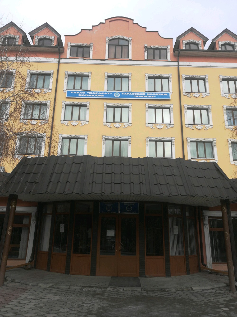 Сара Джей колледж кешінде трахметке түседі