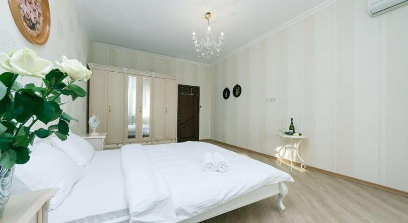 Short-term housing rental Spacious Apartments with 3 bedrooms Obolon Metro Minsk, Kyiv, photo