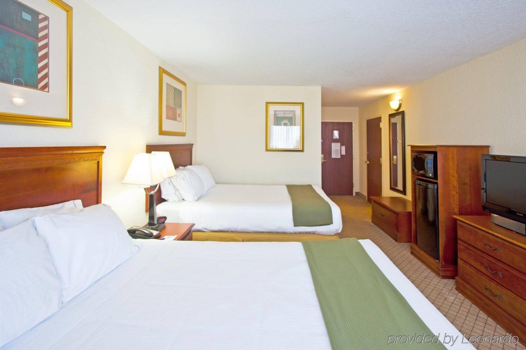 Фото Holiday Inn Express Hotel & Suites Tampa-Fairgrounds-Casino, an Ihg Hotel