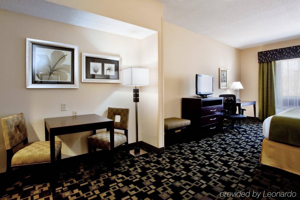 Фото Holiday Inn Express Hotel & Suites Raleigh Sw Nc State, an Ihg Hotel