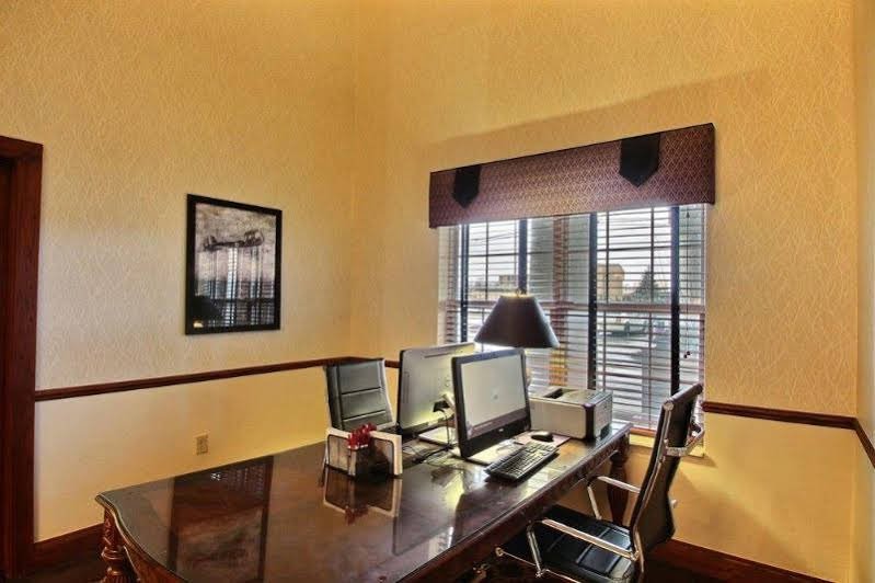 Фото Comfort Suites Milwaukee Airport