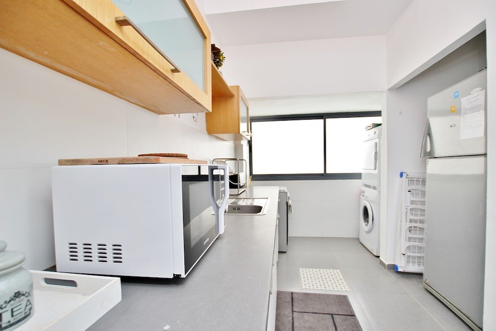 Фото 2 Bedroom Apartment with Hot Tub Facing Bograshov Beach