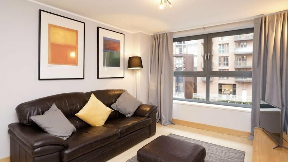 Short-term housing rental Leeds City Centre Apartment with River View, Leeds, photo