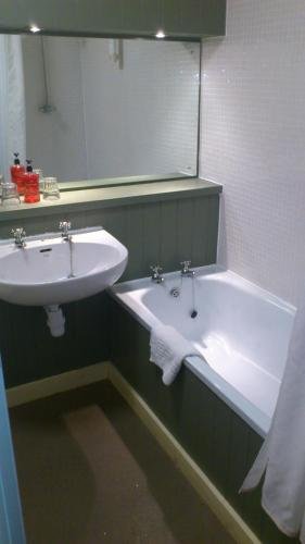 Фото Blue Bell Lodge Hotel