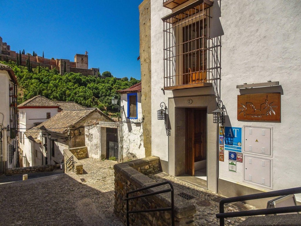 Фото Apartamentos Turisticos Alhambra