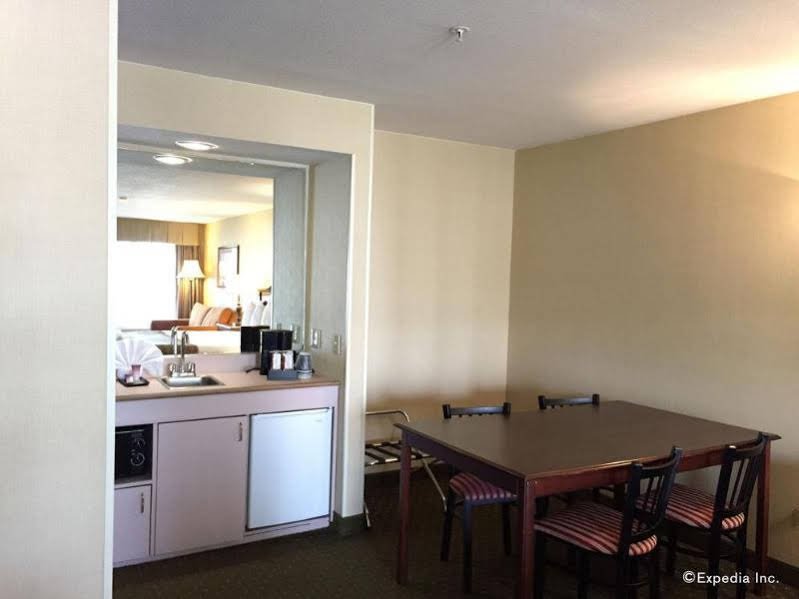 Фото Anaheim Camelot Inn & Suites