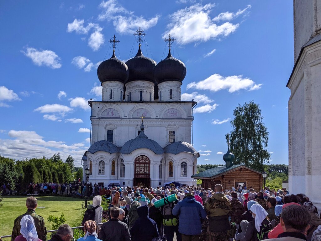 Храм с черными куполами Киров