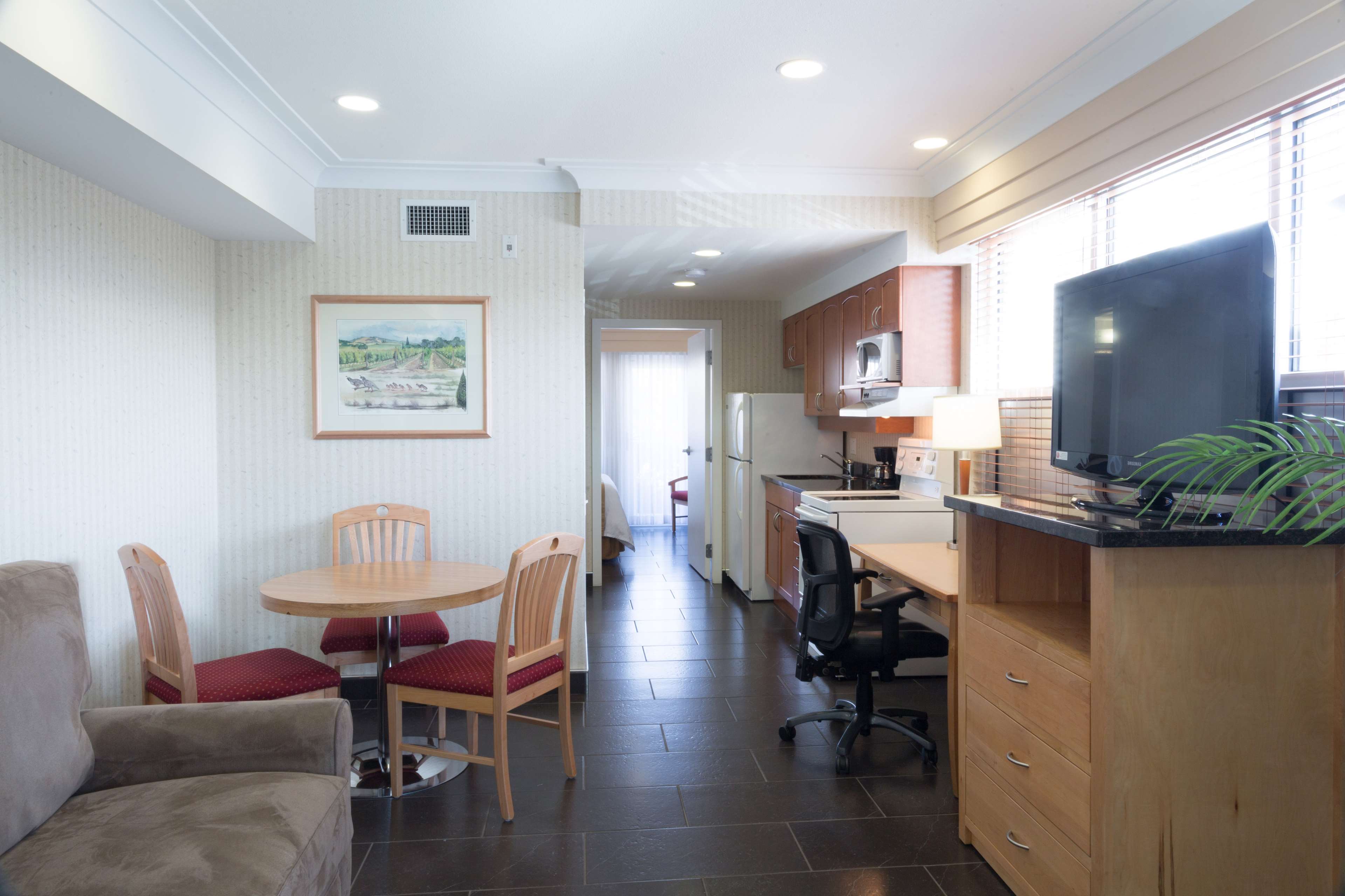 Фото Best Western Plus Kelowna Hotel & Suites