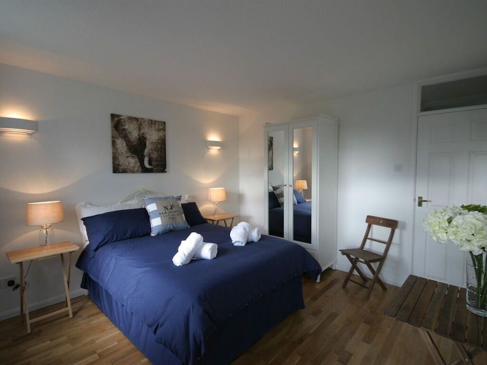 Фото Bishop's Court Apartment