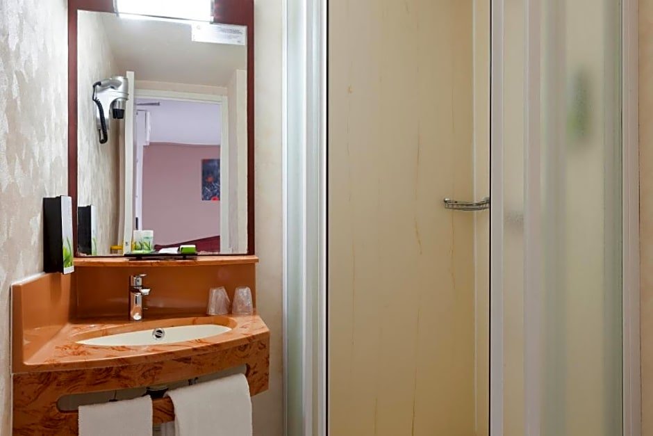 Фото Hotel The Originals Arras