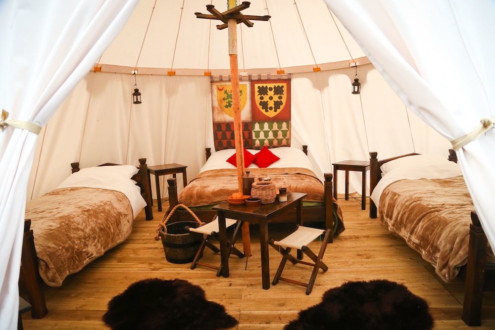 Фото Warwick Castle Knight's Village