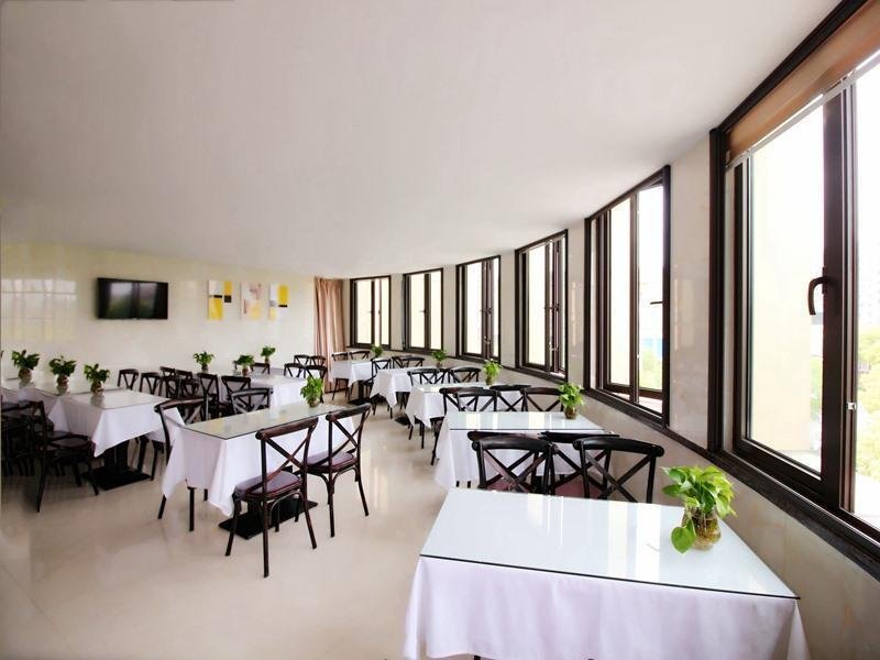 Фото GreenTree Shanghai Pudong Airport Heqing Town Huanqing Middle Road Express Hotel