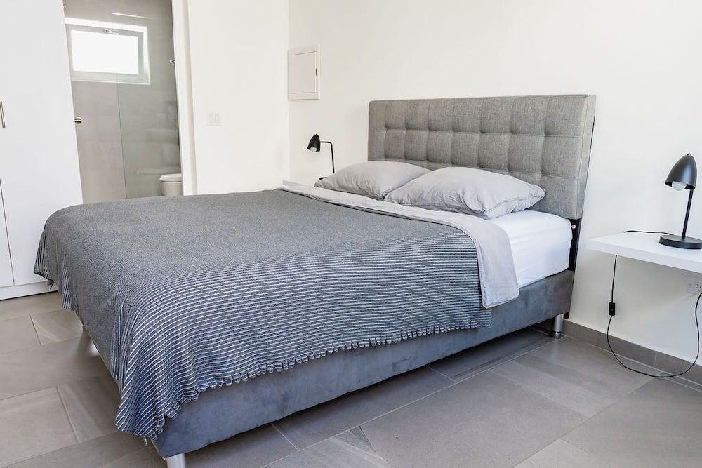 Фото The Palm Leaf Apartments