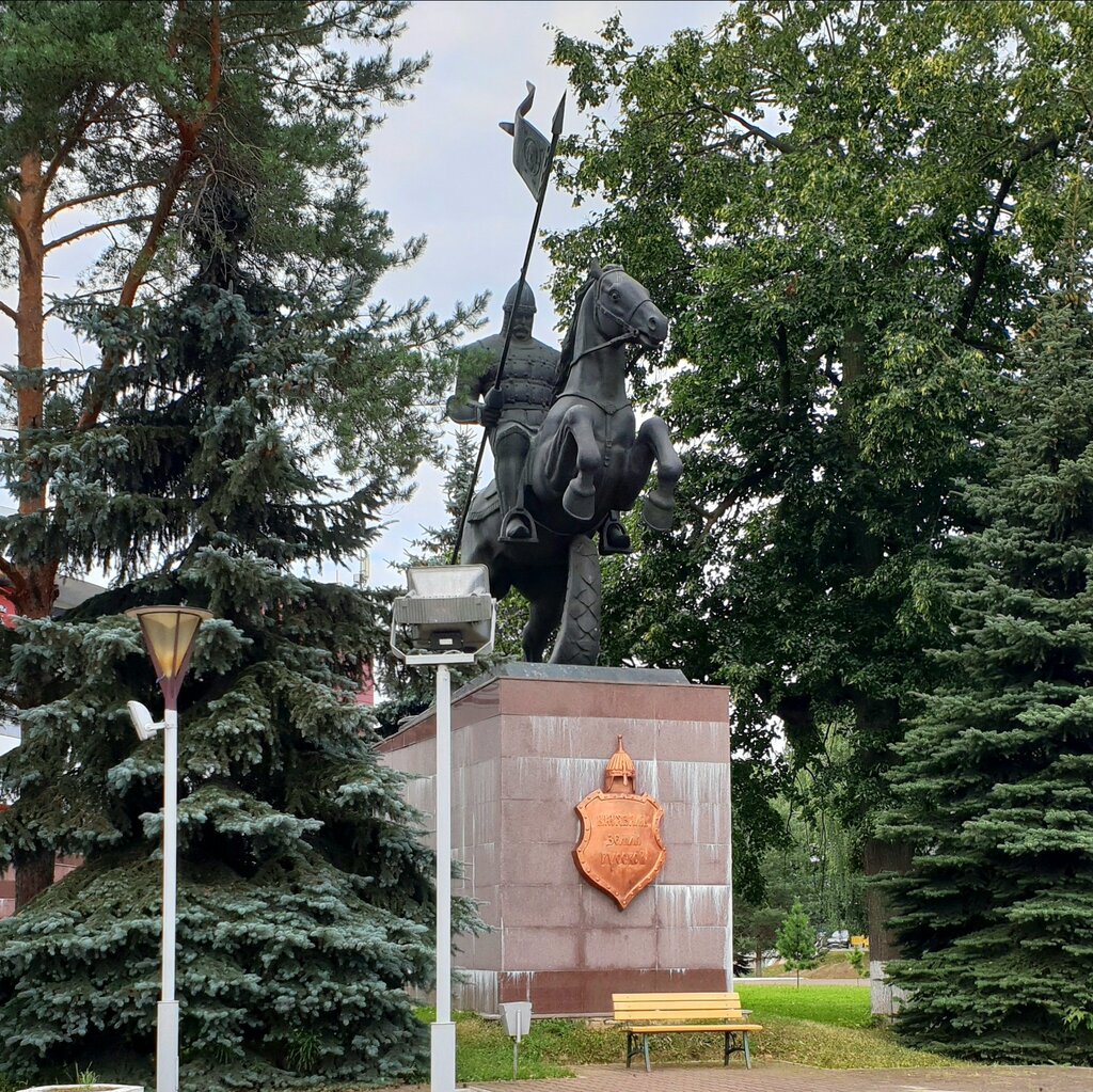 Genre sculpture Витязь, поражающий змея, Podolsk, photo