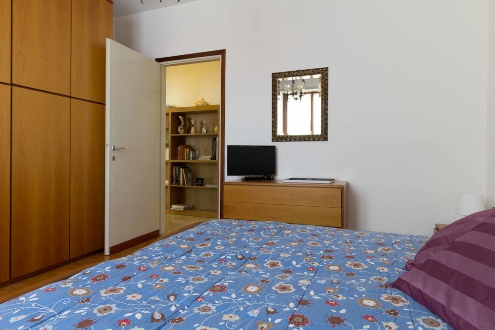 Фото Manzoni Two-Bedroom Apartment