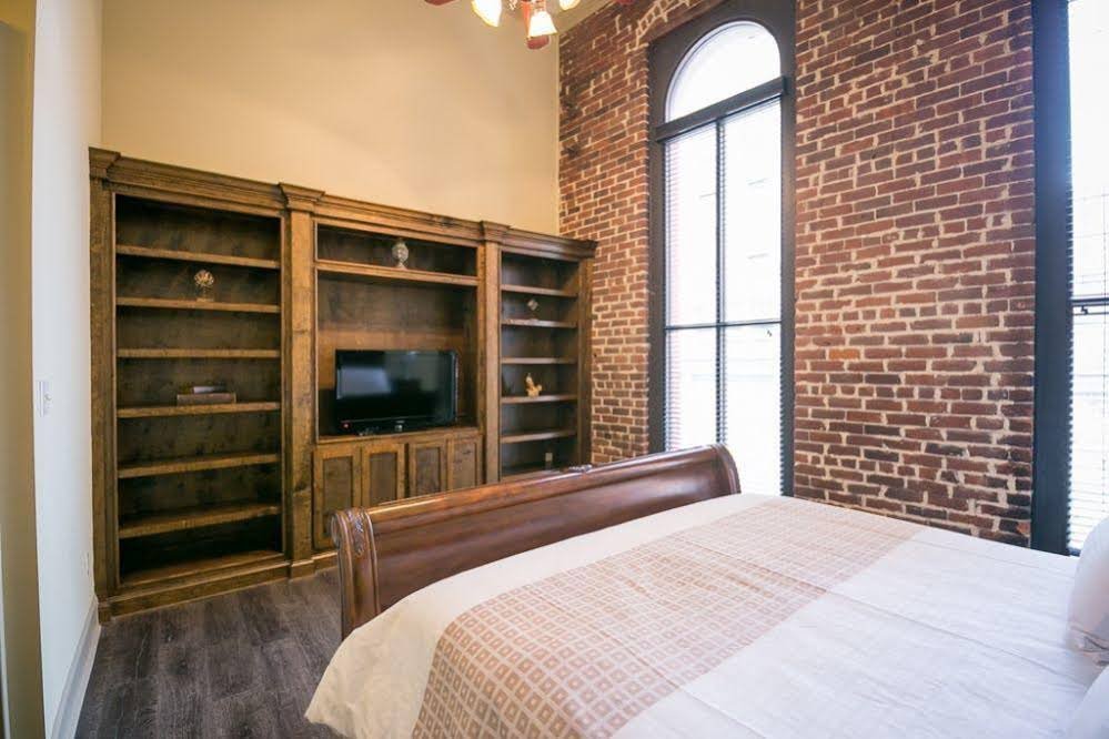 Фото Hosteeva Baronne Street Suites