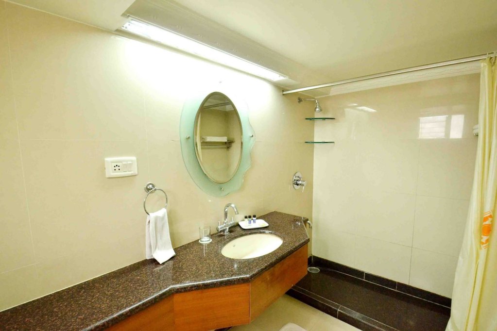 Фото Oyo Premium Nath Mandir South Tukoganj