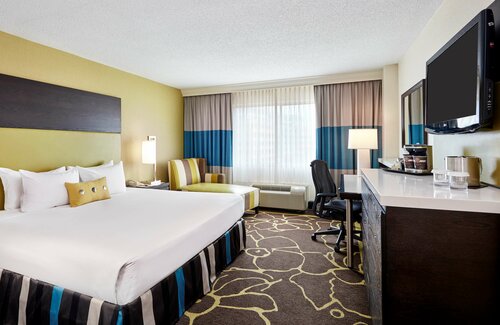 Гостиница Doubletree by Hilton Charlotte - Gateway Village в Шарлотте