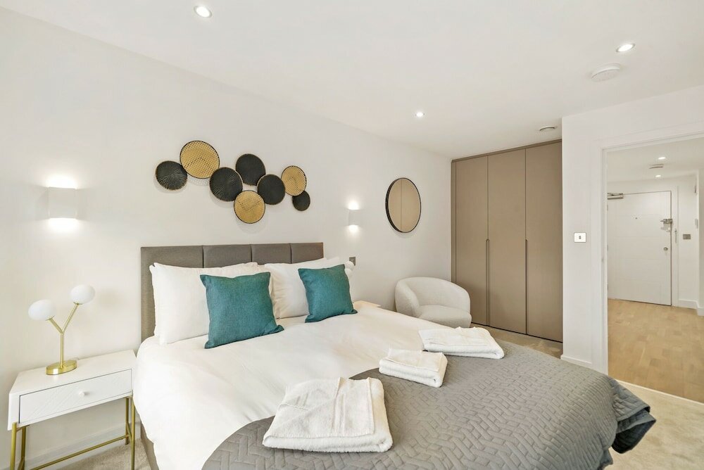 Фото Executive Apartments in the Heart of London, Free WiFi by City Stay London