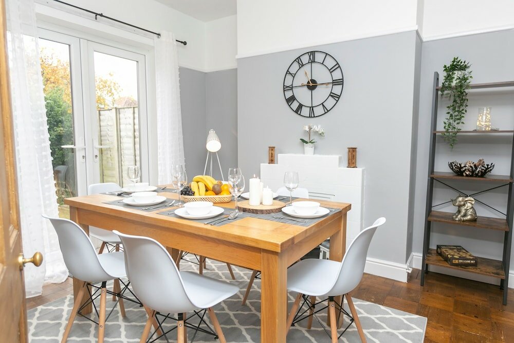 Фото 3 Bedroom House with Parking Bournemouth