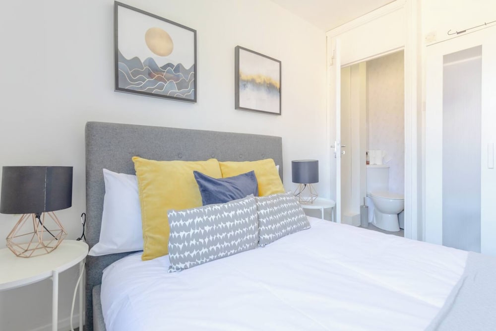 Фото Lovely 4 Bed House w Garden, 1 Stop to Waterloo