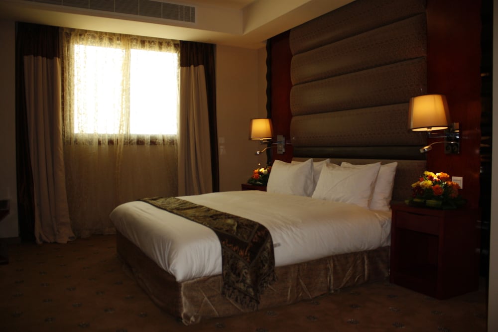 Фото Sanam Hotel Suites