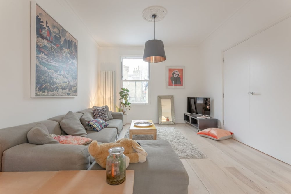 Фото Stylish 2 Bedroom Apartment in London