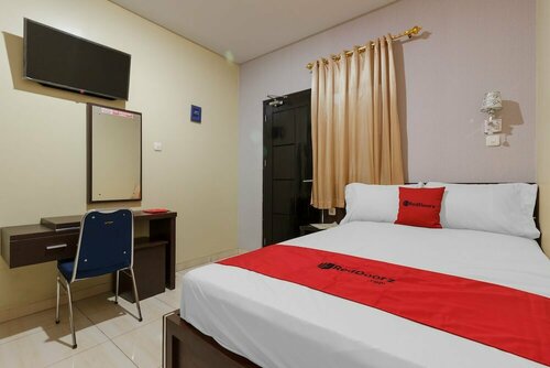 Гостиница RedDoorz Plus near Pantai Malalayang Manado