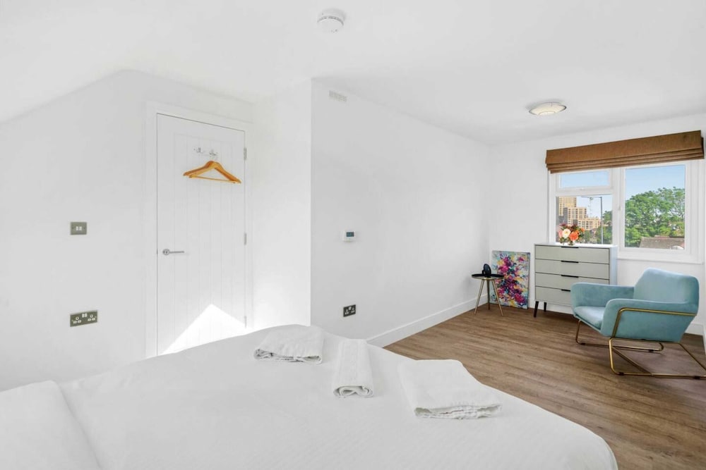 Фото Gorgeous 3 Bedroom Duplex Apartment in West London