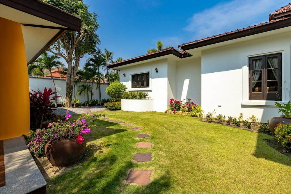Фото Bali Style Mansion In Great Location Hg