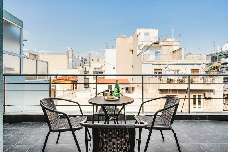 Гостиница Sanders Home Suites - Bright Downtown 2-bdr Apt в Афинах