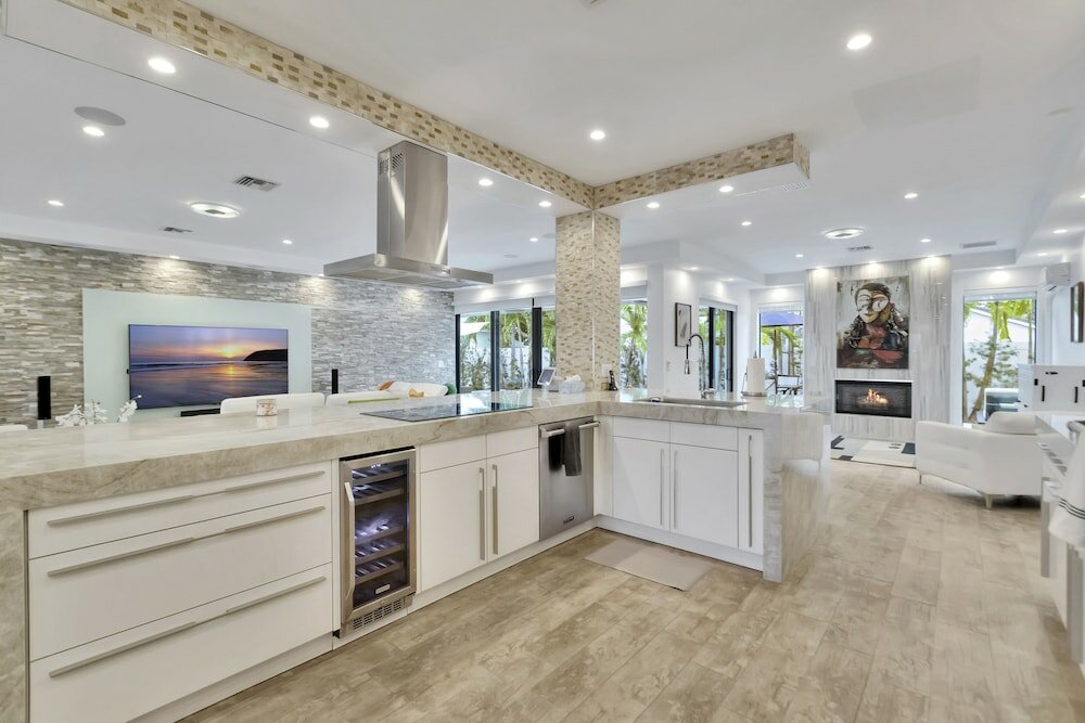 Фото Lynora's Luxe Estate Modern Design