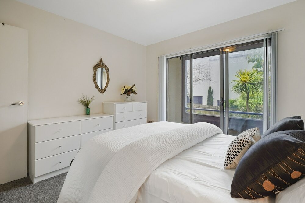 Фото Stylish Central 2br Apt nr Hospital