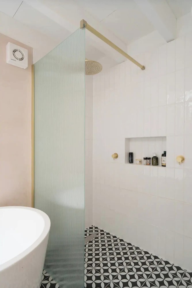 Фото Rustic & Spacious 2bd Flat Near White City