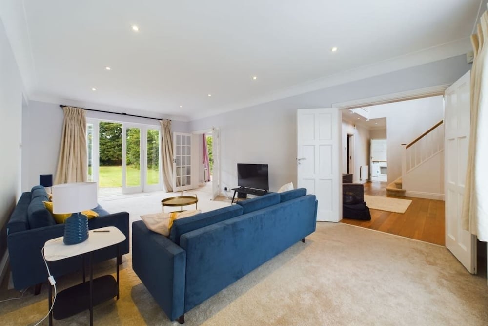Фото The Richmond Park Hideaway - Cozy 5bdr House With Garden + Rooftop Terrace